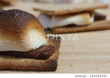 Smores. Marshmallow with Chocolate and Graham Crackers 104291485