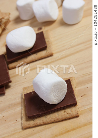 Smores. Marshmallow with Chocolate and Graham Crackers 104291489