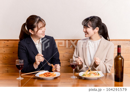 女子会でパスタを食べながら赤ワインを飲むOL・ビジネスウーマン 104291579