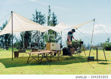 キャンプの準備をする男性キャンパー キャンプの準備をする男性キャンパー 104291803