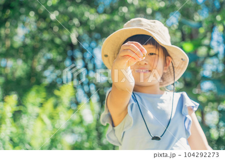 夏休みにキャンプ場でどんぐり拾いをする子供・女の子 夏休みにキャンプ場でどんぐり拾いをする子供・女の子 104292273