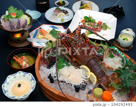 伊勢海老がついた豪華な海の幸の会席料理 104292493