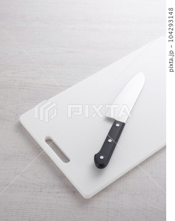 プラスチックのまな板と包丁 プラスチックのまな板と包丁 104293148
