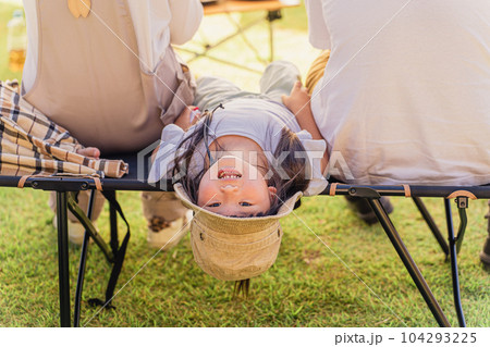 キャンプ場のタープでコットに座る家族・ファミリー(アウトドア・旅行・レジャー・ピクニック) キャンプ場のタープでコットに座る家族・ファミリー(アウトドア・旅行・レジャー・ピクニック) 104293225