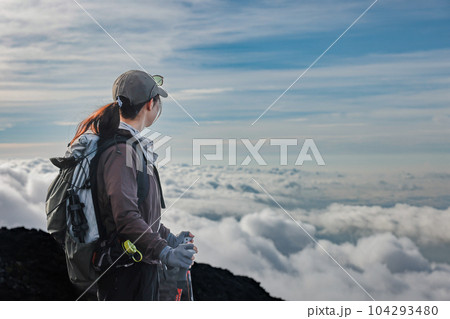 富士山登山する女性 富士山登山する女性 104293480