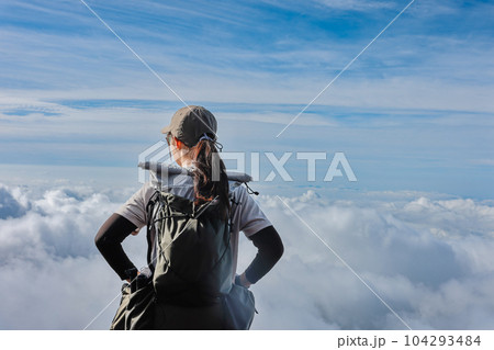富士山登山する女性 富士山登山する女性 104293484