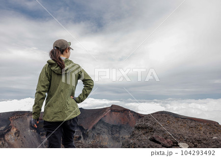 富士山登山する女性 104293492