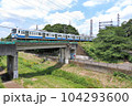 野川鉄橋を渡る西武多摩川線の伊豆箱根色101系 104293600