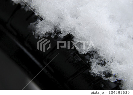 雪とタイヤ 104293639
