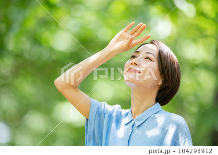 新緑　女性　ポートレート　ビューティー 104293912