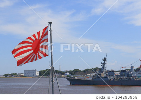 青空にはためく旭日旗 自衛艦旗 海上自衛隊の写真素材
