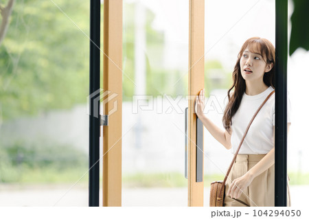 女性　お出かけ　 104294050