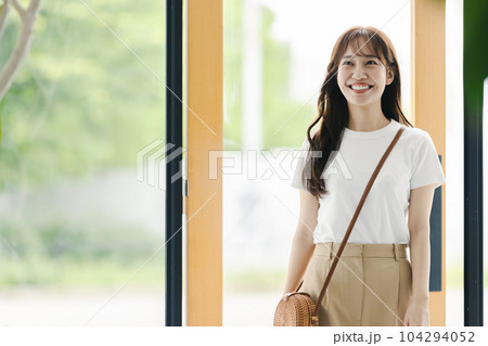 女性　お出かけ　 104294052
