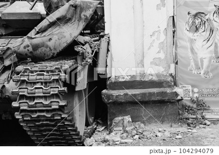 tank caterpillar in the gates of the circus. attempted military coup in Russia. tank caterpillar in the gates of the circus. attempted military coup in Russia. 104294079