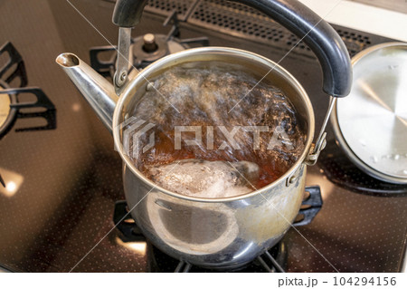 やかんでお茶を沸かす やかんでお茶を沸かす 104294156