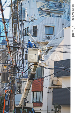 高所作業：電線敷設 104294846