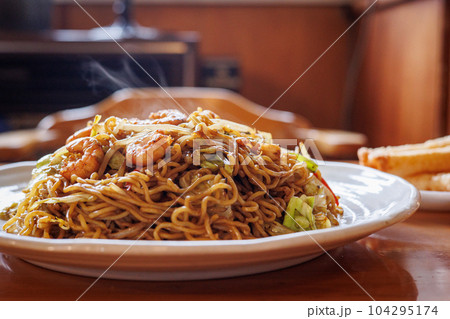 出来立ての大盛えび焼きそば（青森県三沢市） 104295174