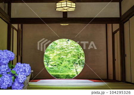 鎌倉市 明月院 本堂 悟りの窓 鎌倉市 明月院 本堂 悟りの窓 104295326