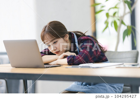 体調不良に悩む女性 104295427