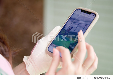 ゴルフをする女性 104295443