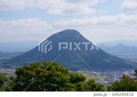 香川県　青ノ山から飯野山方面を望む 104295618