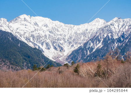 4月の上高地　青空に映える残雪の穂高連峰 104295844