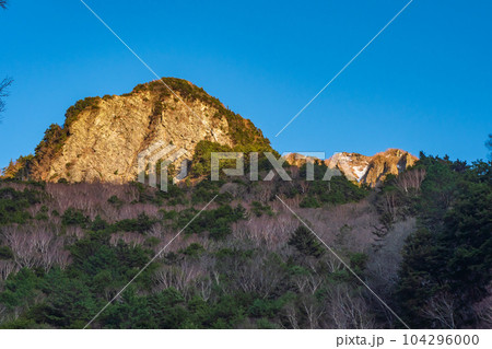 4月の上高地 夕陽に輝く六百山の岸壁 4月の上高地 夕陽に輝く六百山の岸壁 104296000