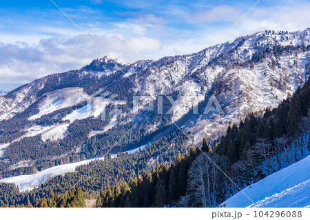 鳥取県の氷ノ山雪山登山　わかさ氷ノ山スキー場から見る赤倉山 104296088