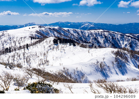 兵庫県最高峰の氷ノ山雪山登山 山頂からの景色(左奥が三ノ丸) 兵庫県最高峰の氷ノ山雪山登山 山頂からの景色(左奥が三ノ丸) 104296089