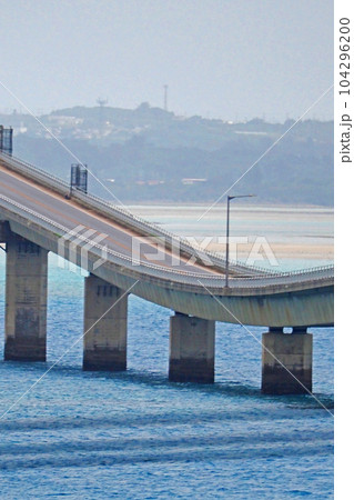 宮古島の海の上を車で走る：伊良部大橋 104296200