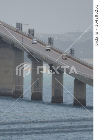 宮古島の海の上を車で走る:伊良部大橋 宮古島の海の上を車で走る:伊良部大橋 104296201