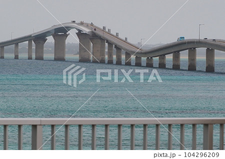 宮古島の海の上を車で走る：伊良部大橋 104296209