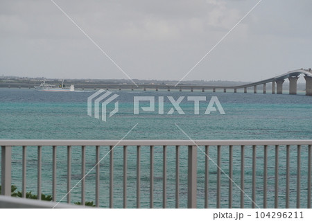 宮古島の海の上を車で走る：伊良部大橋 104296211
