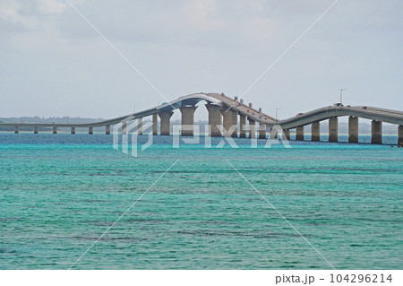 宮古島の海の上を車で走る:伊良部大橋 宮古島の海の上を車で走る:伊良部大橋 104296214