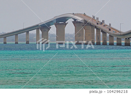 宮古島の海の上を車で走る:伊良部大橋 宮古島の海の上を車で走る:伊良部大橋 104296218