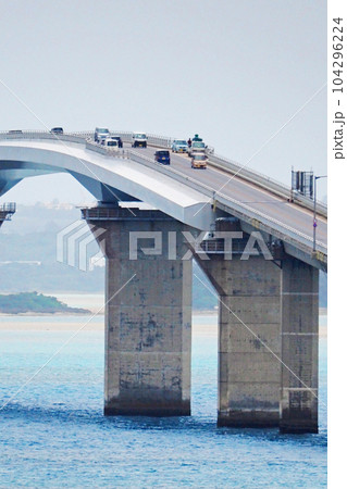 宮古島の海の上を車で走る:伊良部大橋 宮古島の海の上を車で走る:伊良部大橋 104296224