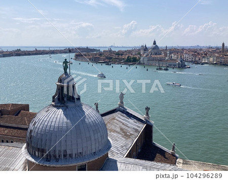ベネチアを眺める 104296289