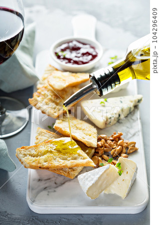 Small cheeseboard with baguette 104296409
