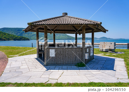 晴れ渡った瀬戸内海に突き出た屋島 104296550