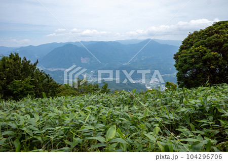 日本の岡山県真庭市の櫃ヶ山のとても美しい風景 日本の岡山県真庭市の櫃ヶ山のとても美しい風景 104296706