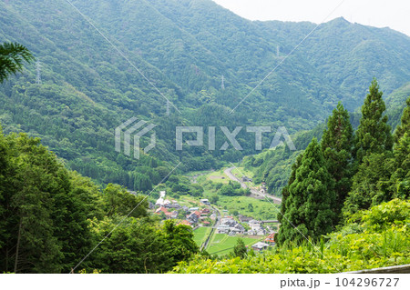 日本の岡山県真庭市の櫃ヶ山のとても美しい風景 日本の岡山県真庭市の櫃ヶ山のとても美しい風景 104296727