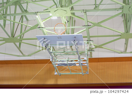 体育館の屋根に収納されたバスケットゴール 体育館の屋根に収納されたバスケットゴール 104297424