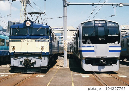 車両基地で並ぶEF60形電気機関車とE217系電車 104297765