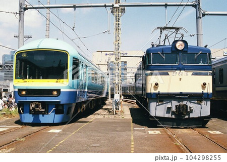 車両基地で並ぶ485系のニューなのはな号とEF60形電気機関車 車両基地で並ぶ485系のニューなのはな号とEF60形電気機関車 104298255