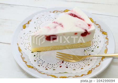 いちごジャム入りレアチーズケーキ いちごジャム入りレアチーズケーキ 104299094