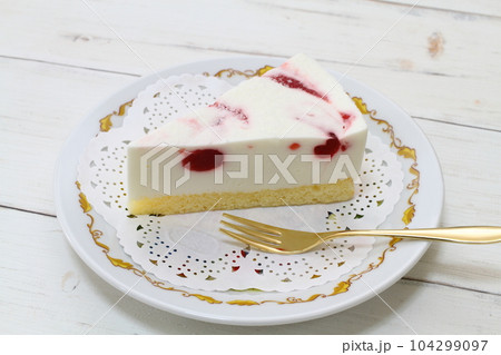 いちごジャム入りレアチーズケーキ いちごジャム入りレアチーズケーキ 104299097