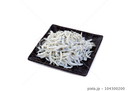 お皿に盛った大筋釜揚げしらす干し【白背景・切り抜き】 お皿に盛った大筋釜揚げしらす干し【白背景・切り抜き】 104300200