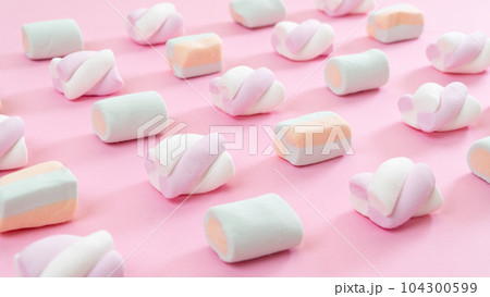 Marshmallow lined up diagonally - pink background with sweets 104300599