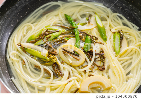 山菜の和風パスタ作り 山菜の和風パスタ作り 104300870