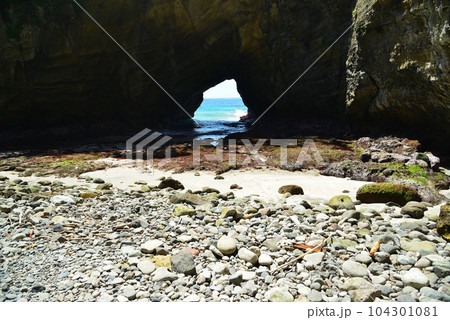海食洞を間近で見られる下田の竜宮窟 104301081